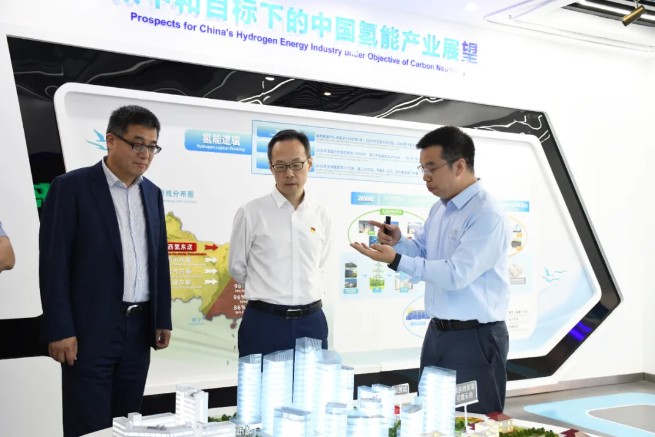 申能集團黨委委員、紀委書記陳振鵬率隊到氫晨科技調研
